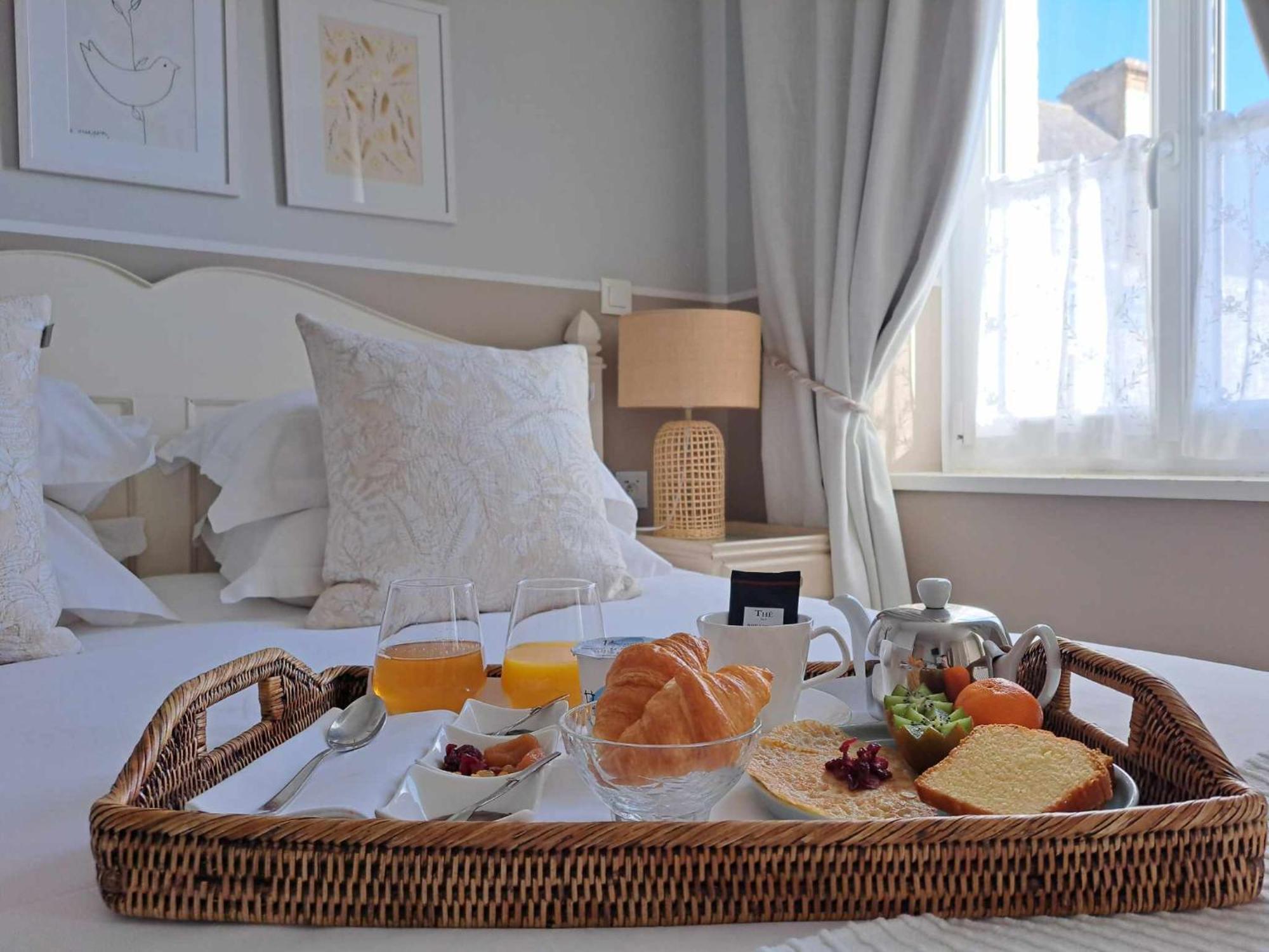 Hotel Traiteur Les Ormes, The Originals Relais 바르네빌카테레 외부 사진